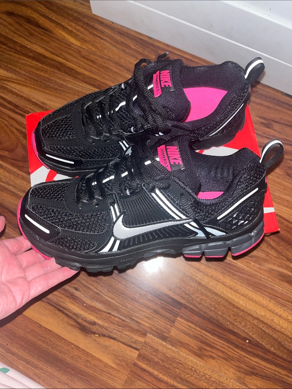 Nike Vomero 5. Fits Woman’s size 8.  Youth size 6. Good Condition in box .